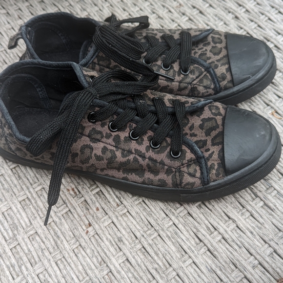 Shoes - Picture 4 of 6